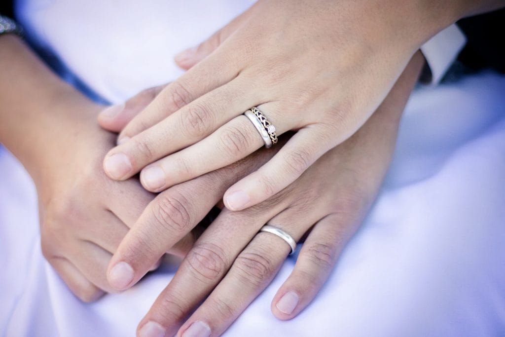 La nota trata sobre la visa de prometido en Estados Unidos. La imagen muestra los anillos de casados de un matrimonio.