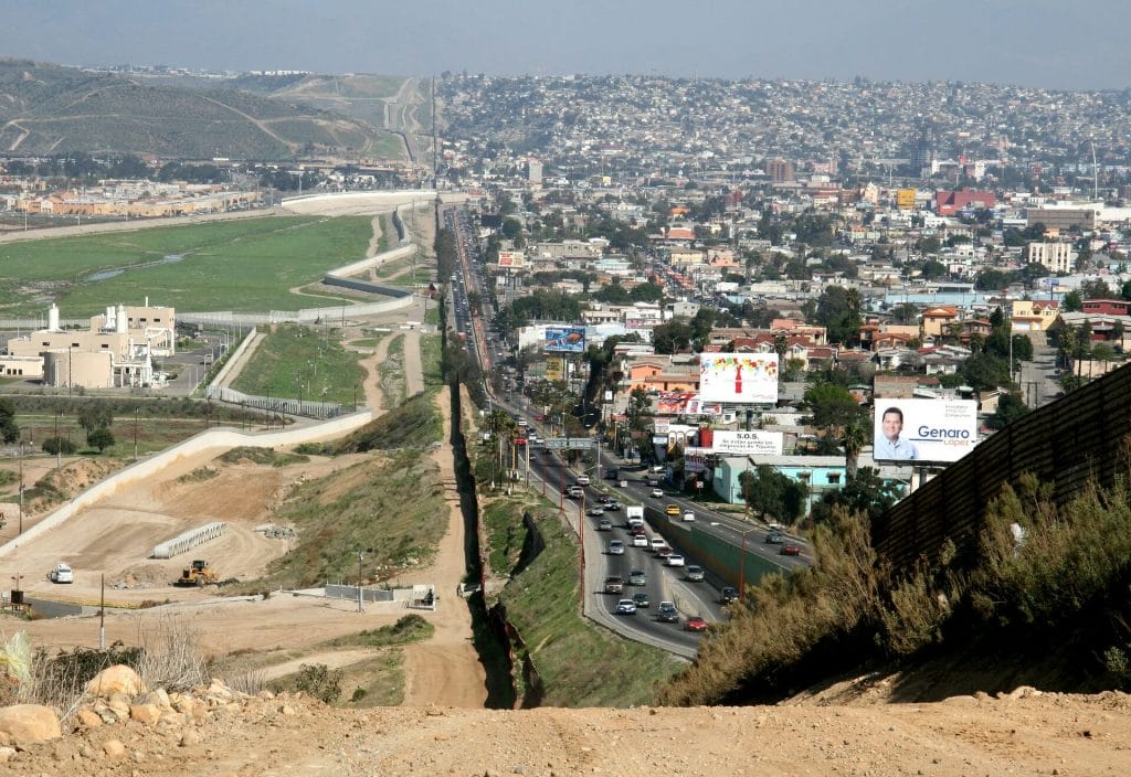 La nota trata sobre la aceleración de las solicitudes de asilo en la frontera México Estados Unidos. La foto es de la frontera.