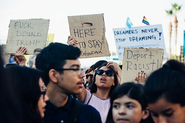 DACA Noticias: En esta nota informamos qué está pasando con el programa de protección a los Dreamers. La foto corresponde a una marcha en defensa de los inmigrantes.