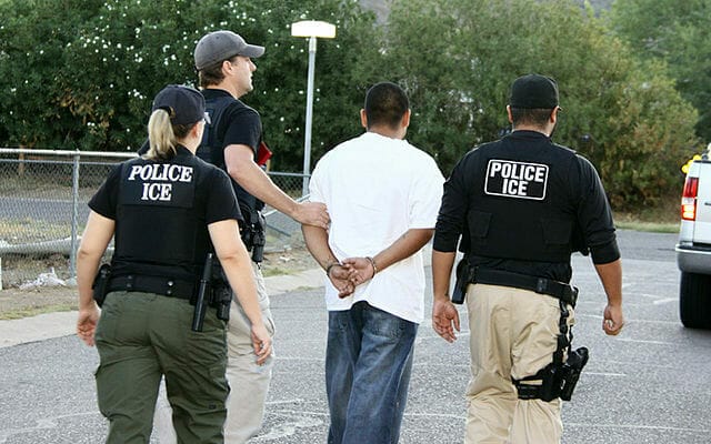 Nota sobre la suspensión de los arrestos de inmigración en zonas protegidas. La imagen es acorde. 