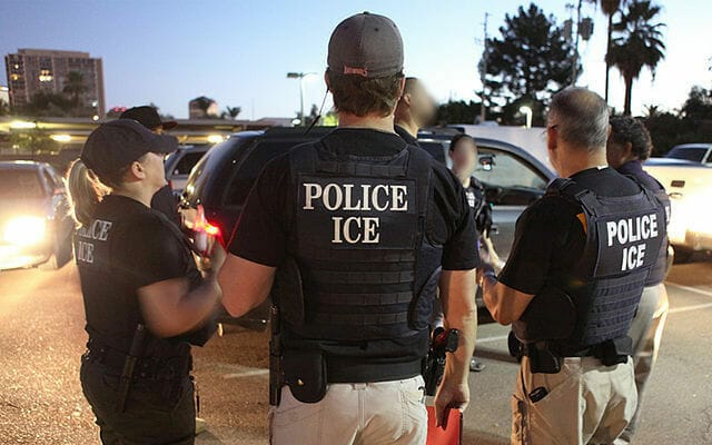 Esta noticia trata sobre el espionaje ilegal de la agencia de migración ICE. La imagen es solo ilustrativa