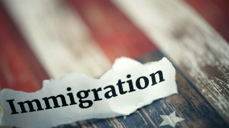 Esta imagen representa la bandera estadounidense y la palabra Inmigración. El artículo habla sobre la disponibilidad de 35 mil visas H-2B. La imagen es sólo ilustrativa
