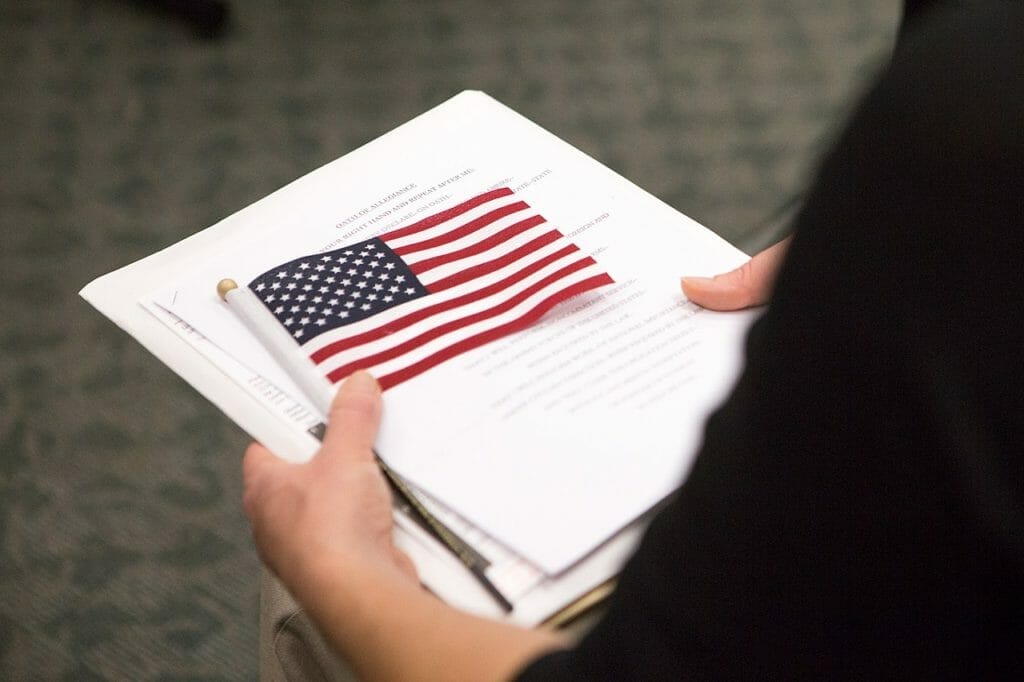 Esta nota trata sobre solicitar la ciudadanía americana con una Green Card vencida. La imagen es solo ilustrativa