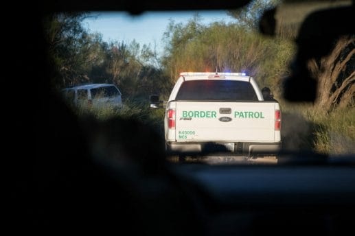 La nota trata sobre la aceleración de las solicitudes de asilo en la frontera México Estados Unidos. La foto es de un vehículo de la patrulla fronteriza.